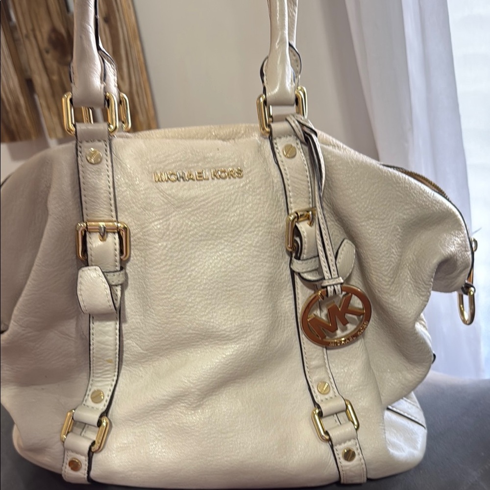 Michael Kors White Shoulder Bag with Gold Hardware